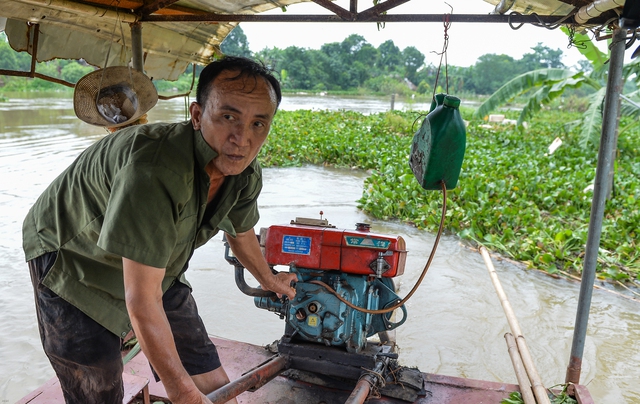 Hà Nội: Bãi giữa sông Hồng biến thành ốc đảo, người dân phải đi đò vào bờ - Ảnh 4.