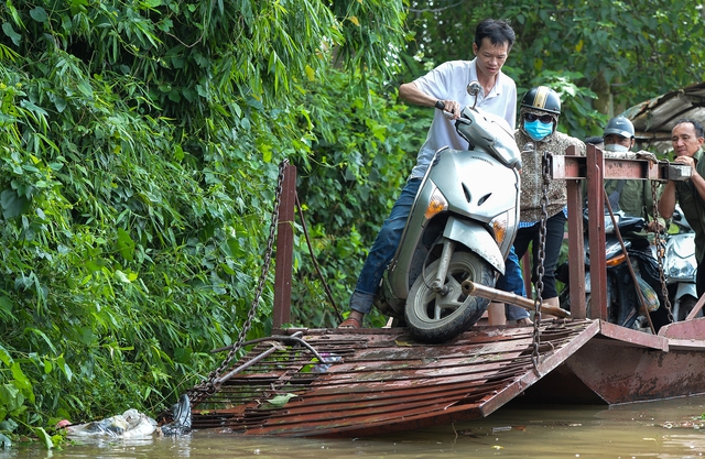 Hà Nội: Bãi giữa sông Hồng biến thành ốc đảo, người dân phải đi đò vào bờ - Ảnh 5.