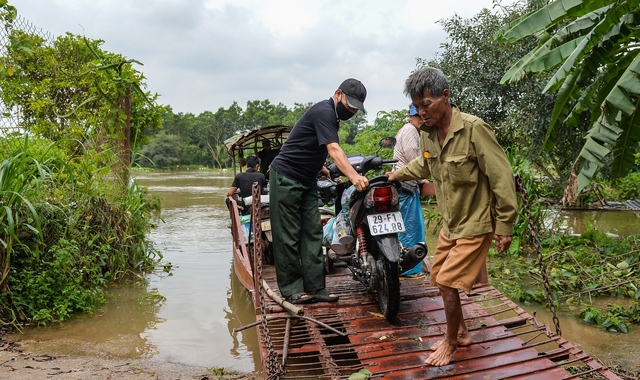 Hà Nội: Bãi giữa sông Hồng biến thành ốc đảo, người dân phải đi đò vào bờ - Ảnh 6.