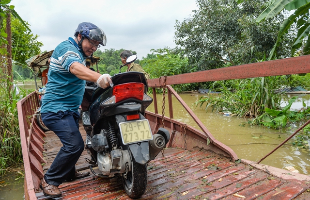 Hà Nội: Bãi giữa sông Hồng biến thành ốc đảo, người dân phải đi đò vào bờ - Ảnh 7.