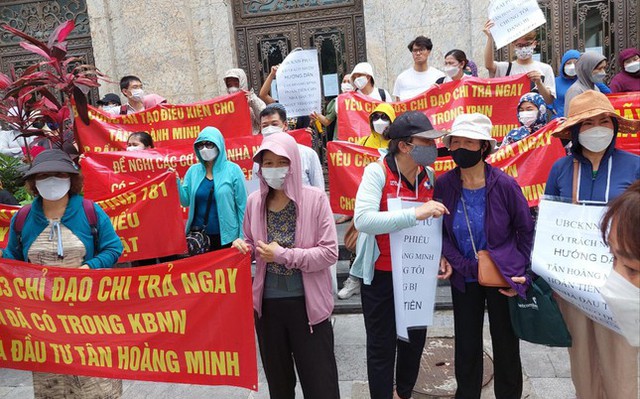 Nhà đầu tư trái phiếu Tân Hoàng Minh căng băng rôn đòi tiền mua trái phiếu sáng 15/6 Nhà đầu tư trái phiếu Tân Hoàng Minh căng băng rôn đòi tiền mua trái phiếu sáng 15/6
