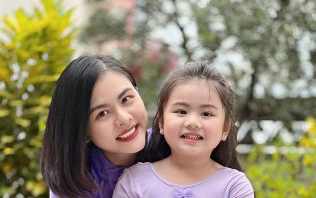 Vân Trang bên con gái lớn là bé Nì.