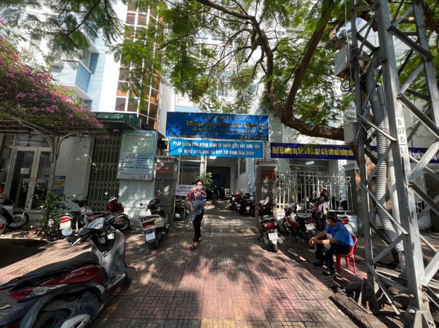  [NÓNG] Đang khám xét trụ sở CDC Khánh Hoà, thu giữ tài liệu điều tra vụ Việt Á  - Ảnh 2.