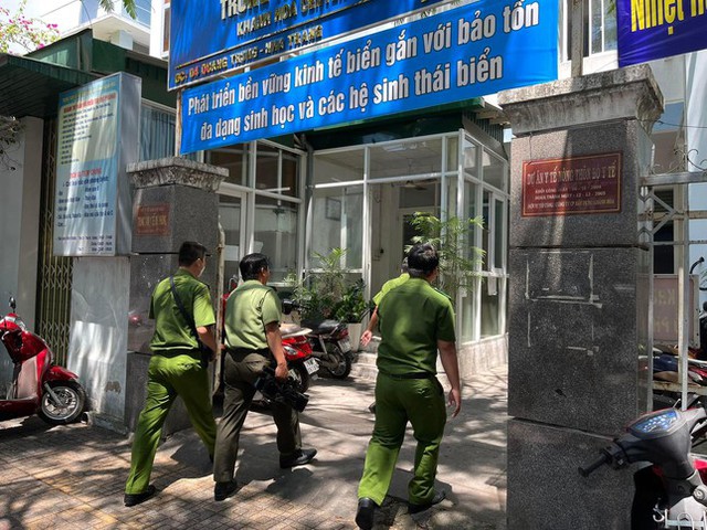  [NÓNG] Đang khám xét trụ sở CDC Khánh Hoà, thu giữ tài liệu điều tra vụ Việt Á  - Ảnh 3.