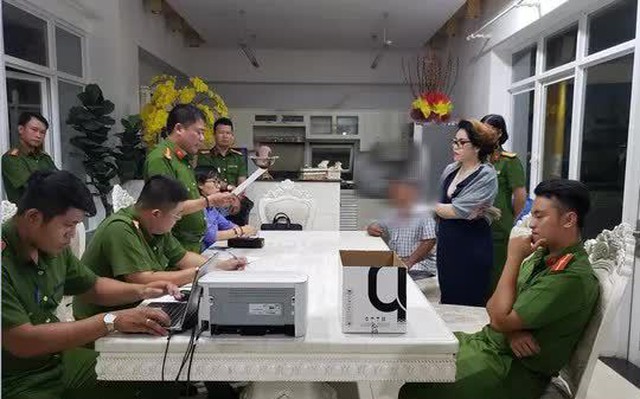 Công an TP HCM đọc lệnh bắt Phạm Thị Tuyết Nhung