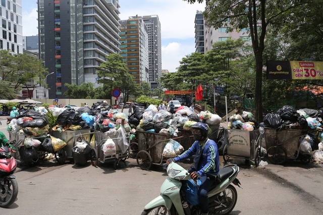 Hà Nội: Người dân ngộp thở vì mùi hôi thối, bịt mũi đi qua những núi rác chất đống trên nhiều tuyến phố - Ảnh 2.