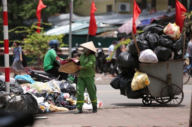 Hà Nội: Người dân ngộp thở vì mùi hôi thối, bịt mũi đi qua những núi rác chất đống trên nhiều tuyến phố - Ảnh 13.