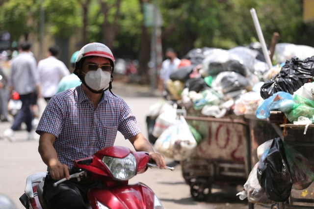 Hà Nội: Người dân ngộp thở vì mùi hôi thối, bịt mũi đi qua những núi rác chất đống trên nhiều tuyến phố - Ảnh 17.