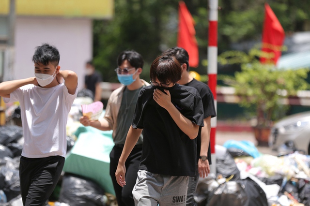 Hà Nội: Người dân ngộp thở vì mùi hôi thối, bịt mũi đi qua những núi rác chất đống trên nhiều tuyến phố - Ảnh 18.
