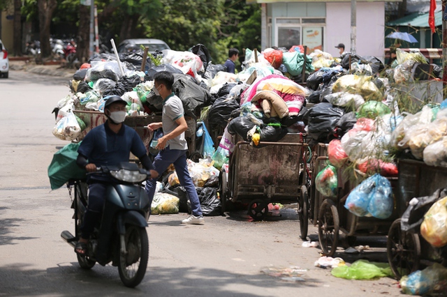 Hà Nội: Người dân ngộp thở vì mùi hôi thối, bịt mũi đi qua những núi rác chất đống trên nhiều tuyến phố - Ảnh 9.