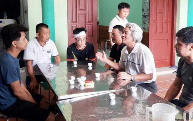 Ông Nguyễn Hữu Phải (thứ hai phải sang) hỏi thăm, động viên gia đình em Nguyễn Hải Tân. (Ảnh: Giao thông)