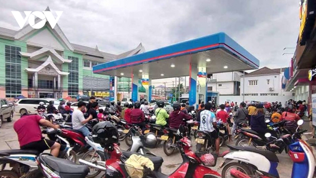 Many petrol stations in Laos are closed, people are waiting in line to buy petrol - Photo 2.