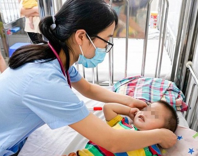Bệnh viện Nhi Trung ương tiếp nhận gần 1000 ca TAY CHÂN MIỆNG: Cảnh báo 3 triệu chứng sớm báo hiệu bệnh trở nặng, cha mẹ cần lưu ý - Ảnh 2.
