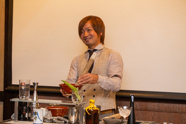 18 tuổi lên thành phố xin việc, 39 tuổi bartender vĩ đại nhất Nhật Bản đoạt nhiều giải thưởng danh giá châu Á, vẫn tự tay chăm sóc vườn thảo dược không ngại nắng mưa - Ảnh 2.