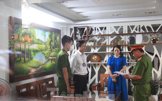 Công an TP Đà Nẵng tống đạt khởi tố và bắt tạm giam Giám đốc CDC Đà Nẵng.