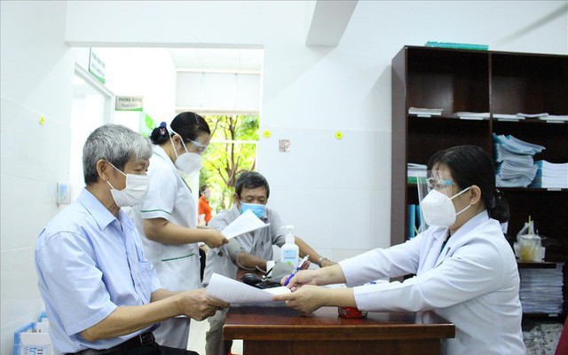 Nhân viên y tế vừa chống dịch vừa khám, chữa bệnh thông thường (ảnh: Hương Chi)