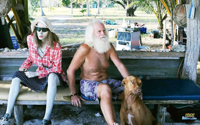 Ông David Glasheen cùng chú chó và hình nộm phụ nữ bầu bạn trên đảo