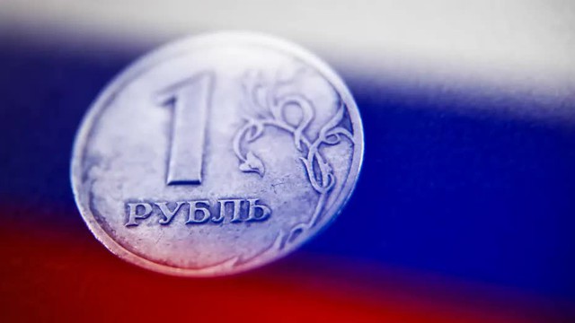 Tại sao đồng Ruble lên cao nhất 7 năm dù Nga khó bán dầu mỏ? - Ảnh 1.