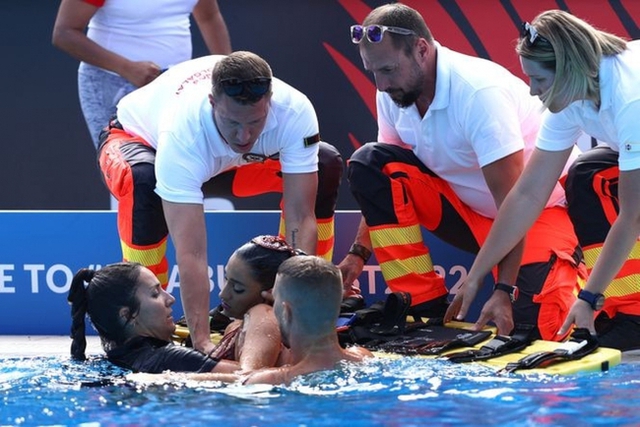 Khoảnh khắc nghẹt thở: VĐV bơi ngất xỉu chìm xuống đáy bể khi đang thi đấu, huấn luyện viên lao mình xuống cứu - Ảnh 5.