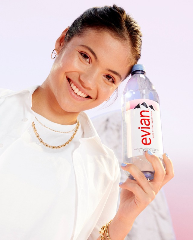 evian ra mắt chiến dịch “Drink True” cùng 2 đại sứ thương hiệu Dua Lipa và Emma Raducanu - Ảnh 2.