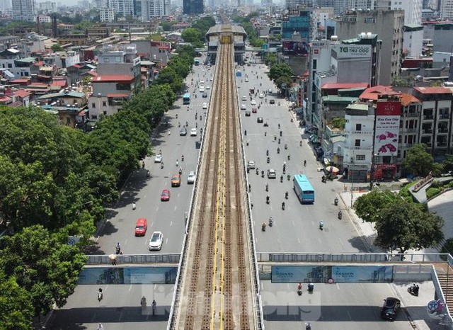 Cận cảnh tuyến đường rộng nhất Hà Nội chuẩn bị tách dòng ô tô, xe máy - Ảnh 1.