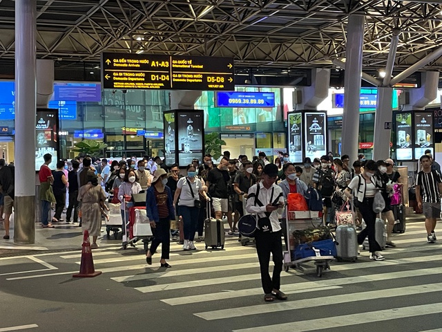Ngỡ ngàng cảnh hàng nghìn người chen chân ở sân bay Tân Sơn Nhất lúc 1h sáng, tài xế công nghệ tắt app vì xăng tăng, du khách vật vờ mòn mỏi chờ bắt xe - Ảnh 2.