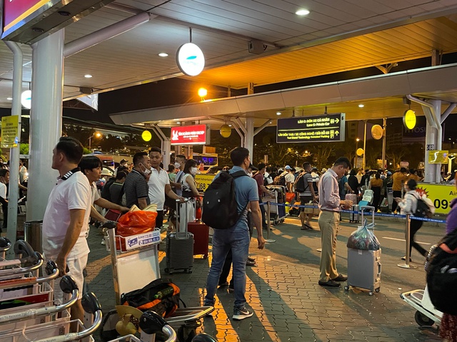 Ngỡ ngàng cảnh hàng nghìn người chen chân ở sân bay Tân Sơn Nhất lúc 1h sáng, tài xế công nghệ tắt app vì xăng tăng, du khách vật vờ mòn mỏi chờ bắt xe - Ảnh 11.