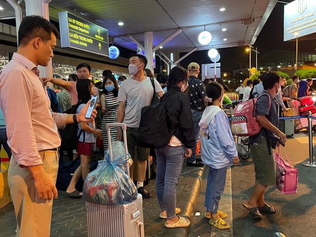 Ngỡ ngàng cảnh hàng nghìn người chen chân ở sân bay Tân Sơn Nhất lúc 1h sáng, tài xế công nghệ tắt app vì xăng tăng, du khách vật vờ mòn mỏi chờ bắt xe - Ảnh 14.