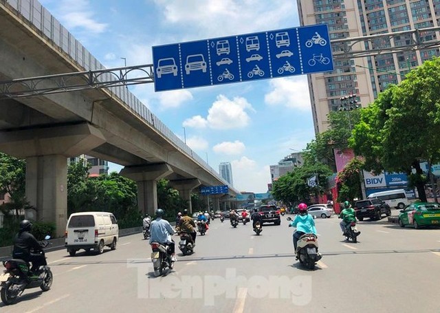 Cận cảnh tuyến đường rộng nhất Hà Nội chuẩn bị tách dòng ô tô, xe máy - Ảnh 2.