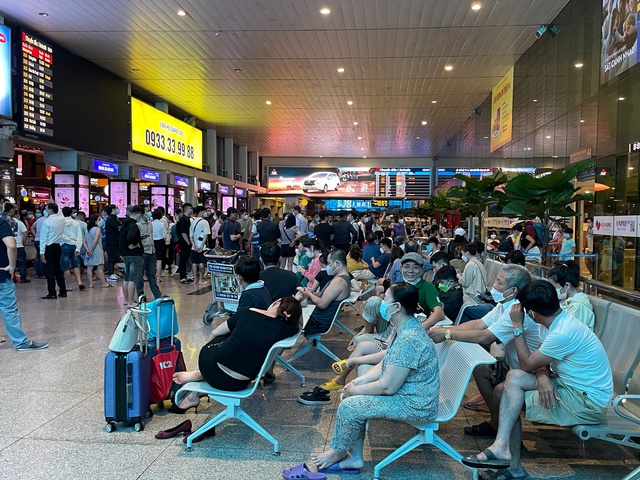 Ngỡ ngàng cảnh hàng nghìn người chen chân ở sân bay Tân Sơn Nhất lúc 1h sáng, tài xế công nghệ tắt app vì xăng tăng, du khách vật vờ mòn mỏi chờ bắt xe - Ảnh 3.