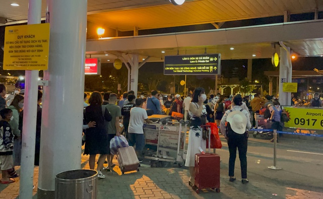 Ngỡ ngàng cảnh hàng nghìn người chen chân ở sân bay Tân Sơn Nhất lúc 1h sáng, tài xế công nghệ tắt app vì xăng tăng, du khách vật vờ mòn mỏi chờ bắt xe - Ảnh 4.