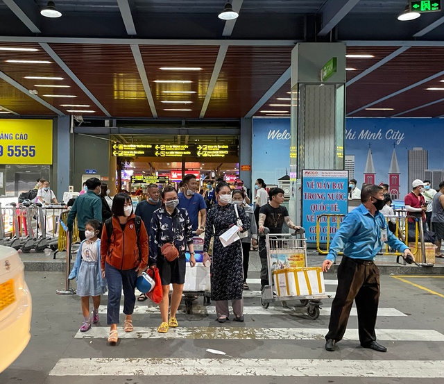 Ngỡ ngàng cảnh hàng nghìn người chen chân ở sân bay Tân Sơn Nhất lúc 1h sáng, tài xế công nghệ tắt app vì xăng tăng, du khách vật vờ mòn mỏi chờ bắt xe - Ảnh 6.