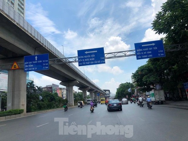 Cận cảnh tuyến đường rộng nhất Hà Nội chuẩn bị tách dòng ô tô, xe máy - Ảnh 6.