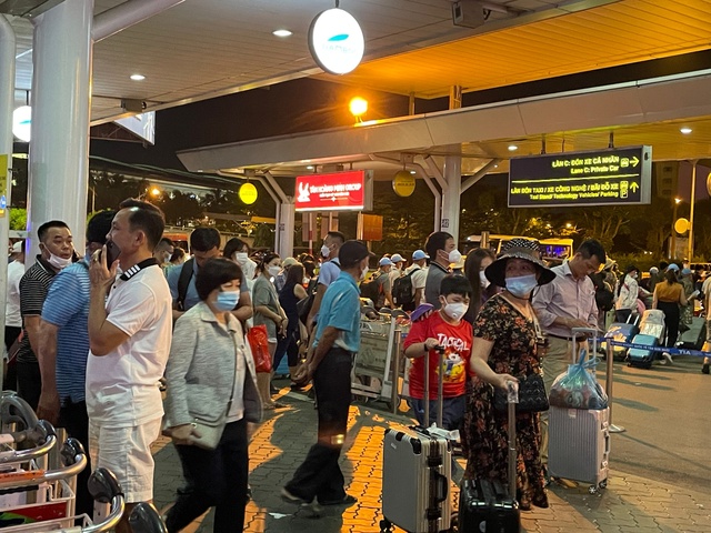 Ngỡ ngàng cảnh hàng nghìn người chen chân ở sân bay Tân Sơn Nhất lúc 1h sáng, tài xế công nghệ tắt app vì xăng tăng, du khách vật vờ mòn mỏi chờ bắt xe - Ảnh 7.