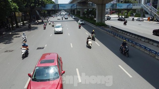 Cận cảnh tuyến đường rộng nhất Hà Nội chuẩn bị tách dòng ô tô, xe máy - Ảnh 7.