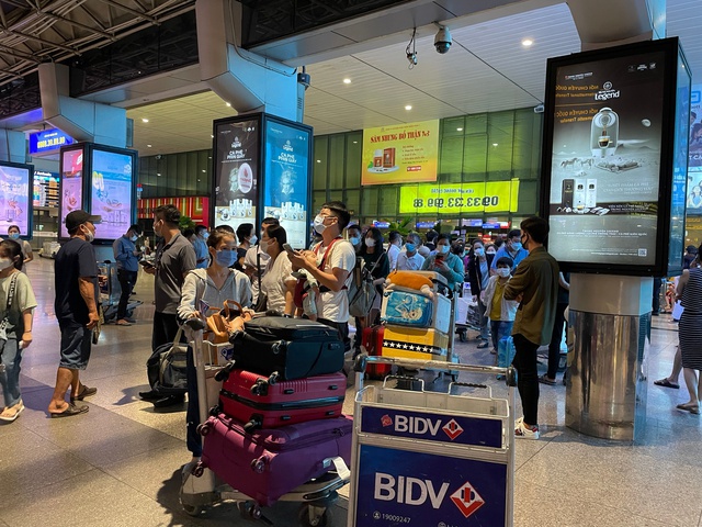Ngỡ ngàng cảnh hàng nghìn người chen chân ở sân bay Tân Sơn Nhất lúc 1h sáng, tài xế công nghệ tắt app vì xăng tăng, du khách vật vờ mòn mỏi chờ bắt xe - Ảnh 8.