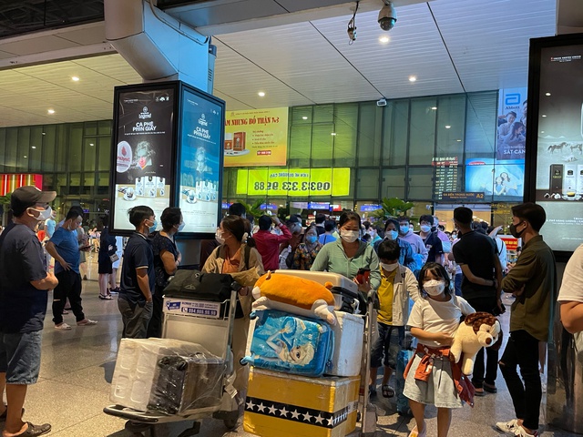 Ngỡ ngàng cảnh hàng nghìn người chen chân ở sân bay Tân Sơn Nhất lúc 1h sáng, tài xế công nghệ tắt app vì xăng tăng, du khách vật vờ mòn mỏi chờ bắt xe - Ảnh 9.