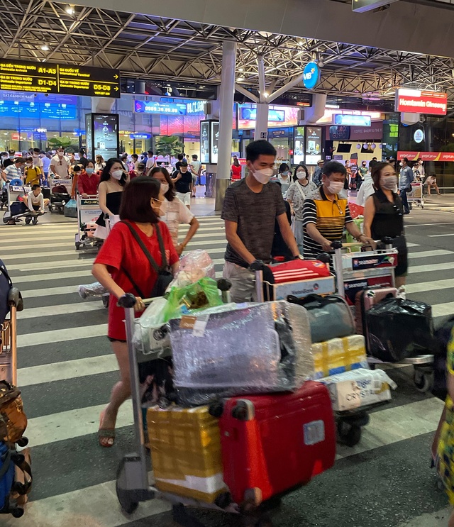 Ngỡ ngàng cảnh hàng nghìn người chen chân ở sân bay Tân Sơn Nhất lúc 1h sáng, tài xế công nghệ tắt app vì xăng tăng, du khách vật vờ mòn mỏi chờ bắt xe - Ảnh 10.