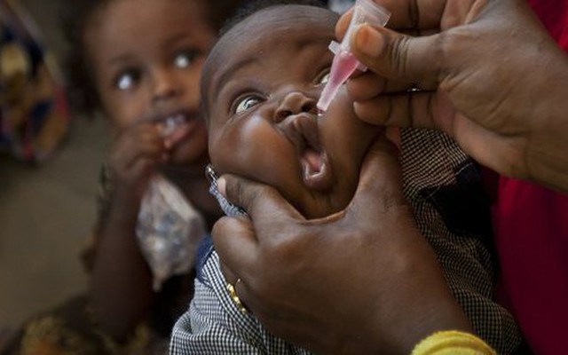 Trẻ em được cho uống vắc-xin bại liệt - Ảnh: AP