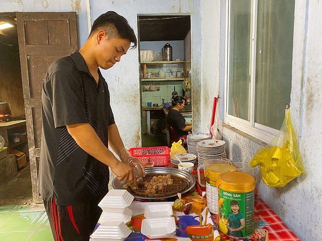  Quán bánh lọc trần có cách chế biến đặc biệt, hơn 50 năm thơm ngon nức tiếng đất cố đô - Ảnh 2.