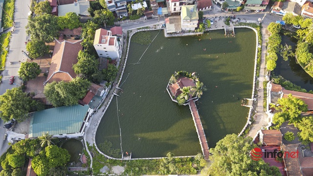 Hà Nội: Ao rộng 7.000m2 ô nhiễm được vớt rác, thay nước biến thành bể bơi, hàng trăm người bơi lội ngày nắng nóng - Ảnh 1.