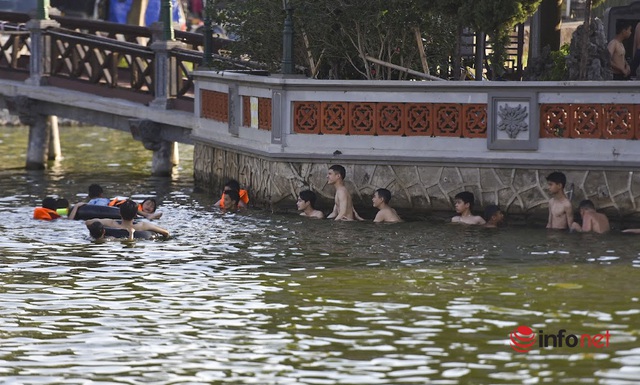 Hà Nội: Ao rộng 7.000m2 ô nhiễm được vớt rác, thay nước biến thành bể bơi, hàng trăm người bơi lội ngày nắng nóng - Ảnh 3.