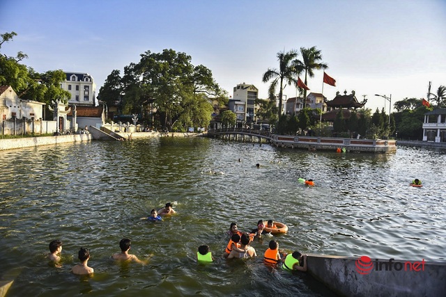 Hà Nội: Ao rộng 7.000m2 ô nhiễm được vớt rác, thay nước biến thành bể bơi, hàng trăm người bơi lội ngày nắng nóng - Ảnh 6.
