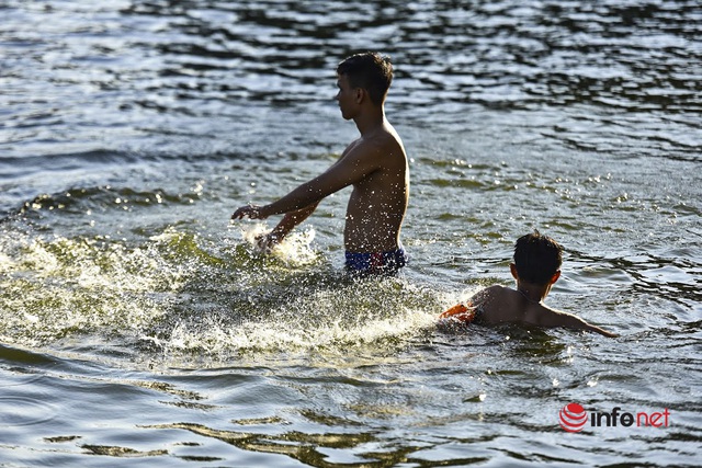 Hà Nội: Ao rộng 7.000m2 ô nhiễm được vớt rác, thay nước biến thành bể bơi, hàng trăm người bơi lội ngày nắng nóng - Ảnh 7.