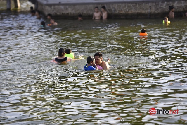 Hà Nội: Ao rộng 7.000m2 ô nhiễm được vớt rác, thay nước biến thành bể bơi, hàng trăm người bơi lội ngày nắng nóng - Ảnh 8.