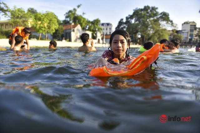 Hà Nội: Ao rộng 7.000m2 ô nhiễm được vớt rác, thay nước biến thành bể bơi, hàng trăm người bơi lội ngày nắng nóng - Ảnh 9.