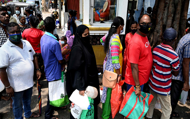 Người dân xếp hàng dài để mua dầu hỏa về sử dụng trong gia đình tại một trạm xăng ở Colombo, Sri Lanka. Ảnh AFP