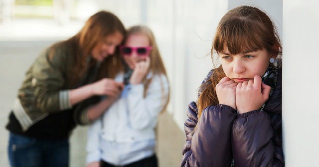 5 dấu hiệu cảnh báo con bạn đang có những tình bạn không lành mạnh: Cha mẹ cần can thiệp ngay trước khi quá muộn!  - Ảnh 1.