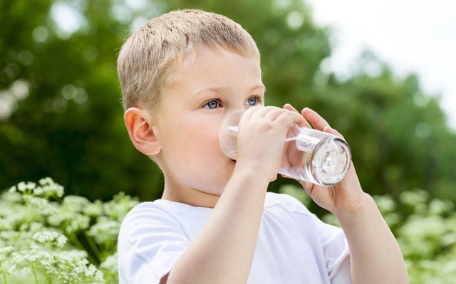 Ở trẻ từ 1 tuổi đến 8 tuổi, lượng nước uống trong ngày được tính theo độ tuổi. Ảnh minh họa