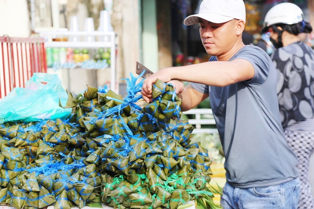 Người Sài Gòn tấp nập đi chợ Tết Đoan Ngọ, tiểu thương hào hứng vì đắt hàng: Một năm chỉ có một ngày - Ảnh 11.